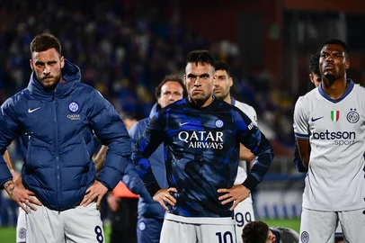 Inter Milan's Argentine forward #10 Lautaro Martinez (C) reacts with teammates after winning the match and to their second place in the Italian championship, following the Italian Serie A football match between Como 1907 and Inter Milan at the Giuseppe-Sinigaglia Stadium in Como, on May 23, 2025. (Photo by PIERO CRUCIATTI / AFP)<!-- NICAID(16046992) -->