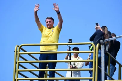 Brazil's former president Jair Bolsonaro greets supporters during a rally in Rio de Janeiro, Brazil, on March 16, 2025. Facing a possible trial for attempted coup d'état, former Brazilian president Jair Bolsonaro called on his supporters to demonstrate this Sunday in Rio de Janeiro to show that he remains leader of the opposition ahead of the 2026 elections. (Photo by Pablo PORCIUNCULA / AFP)<!-- NICAID(15996524) -->