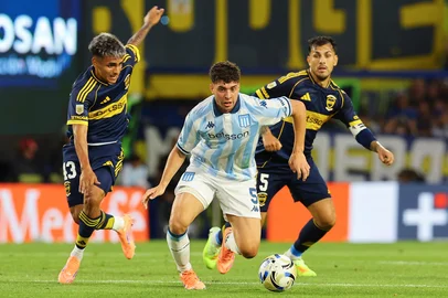 Racing's midfielder #05 Juan Ignacio Nardoni (C) fights for the ball with Boca Juniors' midfielder #43 Milton Delgado and midfielder #05 Leandro Paredes during the Argentine Professional Football League 2025 Clausura Tournament semifinal match between Boca Juniors and Racing at La Bombonera Stadium in Buenos Aires on December 7, 2025. (Photo by ALEJANDRO PAGNI / AFP)Editoria: SPOLocal: Buenos AiresIndexador: ALEJANDRO PAGNISecao: soccerFonte: AFPFotógrafo: STR<!-- NICAID(16214984) -->
