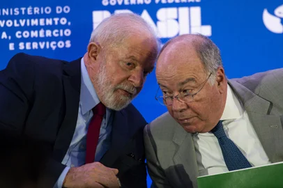 BrasÃ­lia (DF), 07/11/2023 - O presidente Luiz InÃ¡cio Lula da Silva e o ministro de RelaÃ§Ãµes Exteriores, Mauro Vieira, durante a abertura do 6Âº Brasil Investment Forum (BIF 2023), no PalÃ¡cio Itamaraty. O evento reÃºne ministros e representantes do setor empresarial para discutir as oportunidades no Brasil para investidores estrangeiros. Foto: Marcelo Camargo/AgÃªncia Brasil<!-- NICAID(15590126) -->