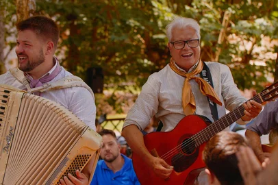Foi lançado no dia 21 de fevereiro de 2025, em homenagem ao Dia Nacional do Imigrante Italiano, o videoclipe Identità: A Essência Ítalo-Gaúcha em Música e Imagem. Gravado em Bento Gonçalves, o videoclipe traz uma narrativa sobre a trajetória dos imigrantes italianos e o legado que construíram no Brasil. O projeto valoriza a identidade ítalo-gaúcha por meio da música e da imagem, e o dialeto Talian, ainda preservado na região, poderá ser observado na legenda, que também está disponível na Língua Brasileira de Sinais (LIBRAS).O lançamento online marcou os 150 anos da imigração italiana no Brasil, destacando a importância histórica dos costumes, tradições e do trabalho dos colonos que ajudaram a transformar a cultura local. O videoclipe Identità já está disponível nas redes sociais e plataformas de streaming: assista agora no Instagram ou no Youtube (em tela cheia).<!-- NICAID(15982736) -->