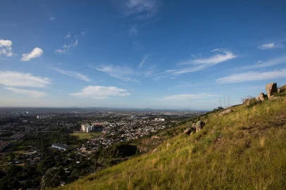 PORTO ALEGRE, RS, BRASIL, 13-04-2017. O Morro Santana é o ponto mais alto do município brasileiro de Porto Alegre, com 311 metros acima do nível do mar. É formado por rochas graníticas e ocupa uma área de aproximadamente mil hectares, dos quais cerca de 600 pertencem à Universidade Federal do Rio Grande do Sul (UFRGS). O morro tem importância histórica por ter abrigado, em 1740, uma sentinela de propriedade de Jerônimo de Ornelas, o fundador da cidade de Porto Alegre. (FOTO: ANDERSON FETTER/AGÊNCIA RBS)Indexador: Anderson Fetter<!-- NICAID(12852972) -->