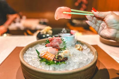sushi, restaurante japonês, canoas, destemperados<!-- NICAID(15579047) -->