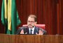 Ministro Floriano Marques vota a favor da inelegibilidade de Bolsonaro; placar está 2 a 1