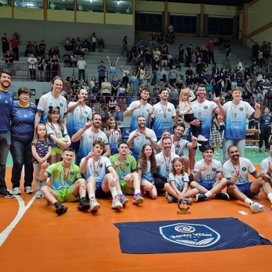 Bento Vôlei conquistou o título inédito do Campeonato Gaúcho de Voleibol Masculino Adulto. O time de Bento Gonçalves superou o GN União, de Porto Alegre, por 3 sets a 0, com casa cheia no Ginásio Municipal Darcy Pozza. <!-- NICAID(15621058) -->