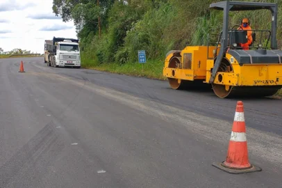 Nesta semana, a Empresa Gaúcha de Rodovias (EGR) executa obras em 12 trechos do Rio Grande do Sul. Na Serra e Hortências, serão realizados apenas serviços de manutenção em estradas de quatro municípios. Os trabalhos envolvem pavimentação asfáltica e ações de conservação nas rodovias, que exigirão atenção dos motoristas. <!-- NICAID(15952467) -->