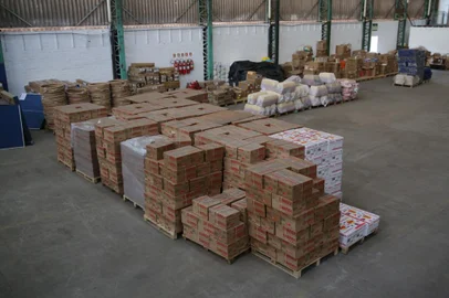 Porto Alegre, RS, Brasil, 21-02-2024: Materiais didáticos armazenados em depósito da Smed na avenida Severo Dulius, na zona norte. Reportagens do GDI denunciaram armazenamento e compras irregulares na gestão anterior da secretaria. O secretário municipal de Educação, João Paulo da Rosa, concede entrevista no local. Foto: Mateus Bruxel / Agência RBSIndexador: Mateus Bruxel<!-- NICAID(15685376) -->