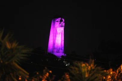 Atividades do Agosto Lilás iniciam nesta sexta-feira em Caxias do Sul. Um dos destaques é o acendimento de luzes na cor lilás no Monumento Jesus Terceiro Milênio.<!-- NICAID(16096213) -->