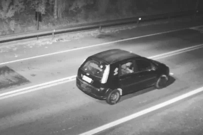 Polícia Civil da DP de Carlos Barbosa, sob a supervisão do Delegado Ferrugem, com o apoio da DRACO de Caxias do Sul e DP Farroupilha efetuou, na data de hoje, a prisão de dois indivíduos envolvidos no homicídio que vitimou um homem de 34 anos, no último dia 26/04 em uma festa que ocorria na localidade de Santa Luiza, interior do Município.<!-- NICAID(16034347) -->