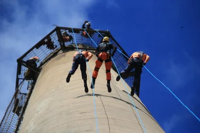 PORTO ALEGRE, RS, BRASIL, 29/05/2023- Curso de salvamento em altura (CSALT). O curso iniciou com 35 pessoas, hoje restam 22. Foto: Ronaldo Bernardi / Agencia RBS<!-- NICAID(15441128) -->