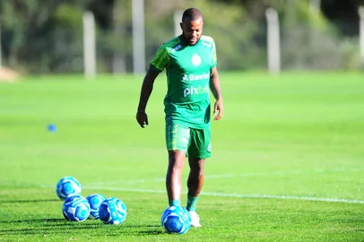 Descrição: CAXIAS DO SUL, RS, BRASIL, 26/06/2023. Treino do Juventude no Centro de Formação de Atletas e Cidadãos (Cfac). A equipe disputa a série B do Campeonato Brasileiro. Na foto, novo reforço esmeralda, atacante Victor Andrade. (Porthus Junior/Agência RBS)<!-- NICAID(15466480) -->