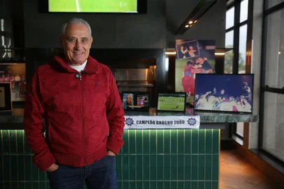 CAXIAS DO SUL, RS, BRASIL, 30/05/2025. Adenor Bachi, o Tite. Ex-técnico da Seleção Brasileiro e do Caxias, fala sobre os 25 anos da conquista do Campeonato Gaúcho 2000. Na entrevista também estava presente o médico Aloir de Oliveira, que também trabalhava com a SER Caxias na época da conquista. (Porthus Junior/Agência RBS)<!-- NICAID(16049166) -->
