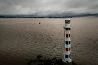 PORTO ALEGRE, RS, BRASIL, 20-06-2025: Nível do Guaíba se aproxima de 2,80m mas ainda não provoca problemas na zona sul de Porto Alegre. Com a descida das águas dos rios Taquari e Jacuí uma quantidade grande de detritos surge na superfície do Guaíba dificultando a navegação. Foto: Jonathan Heckler/ Agência RBSLocal: Lagoa dos Patos<!-- NICAID(16064028) -->
