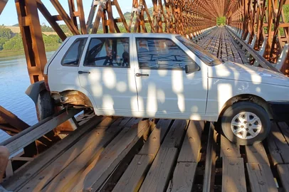 Tábua solta atinge carro e interdita ponte de ferro no norte do RS<!-- NICAID(16220828) -->