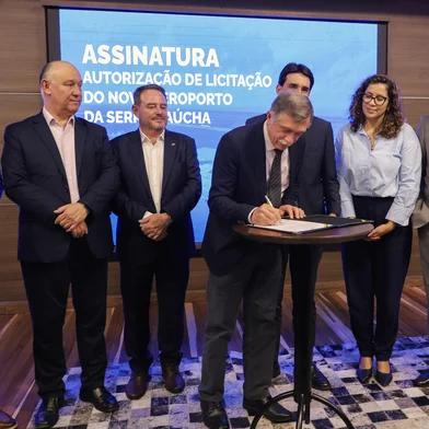 CAXIAS DO SUL, RS, BRASIL. 16-10-2025. O ato contou com a presença do Ministro de Portos e Aeroportos, Silvio Costa Filho, no auditório da Câmara de Indústria, Comércio e Serviços (CIC) na manhã desta quinta-feira (16). A licitação deve ser publicada até o fim de outubro.<!-- NICAID(16147867) -->