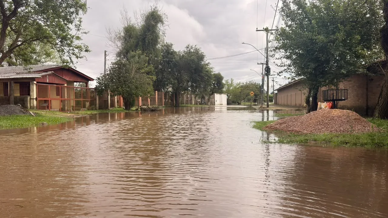 Níveis do Guaíba e do Jacuí sobem, e água invade ruas de Eldorado do Sul e das Ilhas de Porto Alegre | GZH