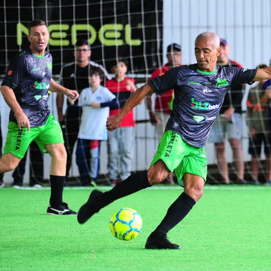 GRAMADO, RS, BRASIL, 09/12/2023. Vila Olímpica da Várzea Grande, Pelada dos Amigos, jogo beneficiente com a presença dos ex-jogadores Romário e Denilson. (Porthus Junior/Agência RBS)<!-- NICAID(15621379) -->