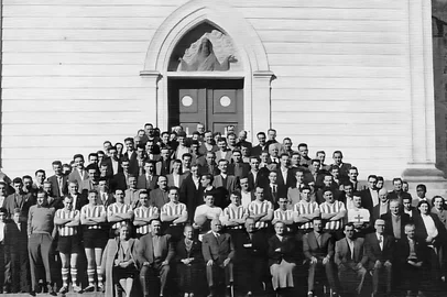 Medalhão de Deus Pai, confeccionado no antigo Atelier Zambelli, em Caxias, decorou a fachada da antiga Igreja Matriz de Otávio Rocha de 1945 a 1964, quando ela foi demolida. Desde então ficou guardado na Casa Canônica e no Museu Padre Alberto Lamonatto. Neste final de semana, dia 24 de julho, o medalhão (escultura) será inaugurado encimando a porta de acesso ao campanário de Otávio Rocha, em comemoração ao centenário da estrutura, surgida em 1921. Será durante a programação da 48ª Festa da Colônia de Otávio Rocha. Descrição da foto: a foto de agosto de 1958, quando da fundação do Grêmio Esportivo Otávio Rocha, em pose especial, permite ver com mais clareza de frente, a estátua de Deus Pai. Pode-se observar as duas colunas e a moldura superior onde foi encaixada a estátua.<!-- NICAID(15154278) -->