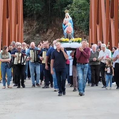Benção solene com imagem de Nossa Senhora de Caravaggio é feita em ponte entre Nova Roma do Sul e Farroupilha<!-- NICAID(15661103) -->