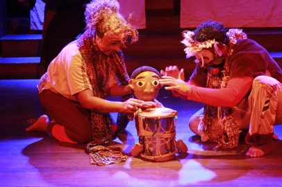 O Téti – Teatro em Família retorna com mais uma apresentação no sábado, dia 12 de novembro, com a peça teatral “Bandele”, às 17h, no Teatro Municipal, na Casa da Cultura (Rua Dr. Montaury, 1.333). Promovido pela Trupi di Trapu – Teatro de Bonecos, de Porto Alegre, o espetáculo tem origem afro-brasileira, com efeitos percussivos e utiliza narração, bonecos e diversas formas animadas para entreter a família toda. O grupo, que atua desde 2008, reaproveita material e linguagem artesanais de panos e tecidos nas suas montagens e já representou o Brasil em mais de 15 festivais internacionais.<!-- NICAID(15248556) -->