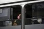 PORTO ALEGRE, RS, BRASIL, 01-03-2021: Passageira em onibus na regiao central. Parte do comercio fechado no primeiro dia util com as novas restricoes da bandeira preta devido ao agravamento da pandemia. Na regiao central ha movimento consideravel de pessoas, algumas sem mascara, e nao se encontra acoes de fiscalizacao ou orientacao. (Foto: Mateus Bruxel / Agencia RBS)Indexador: Mateus Bruxel<!-- NICAID(14724993) -->
