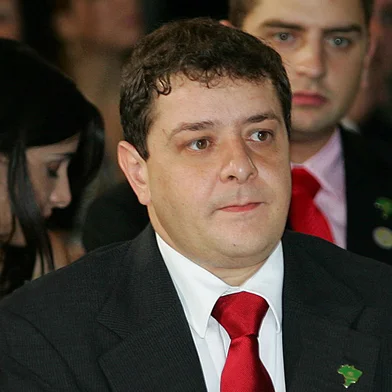 Fábio Luiz LULA da Silva, filho do Presidente Luiz Inácio LULA da Silva o Lulinha, na posse do segundo mandato do pai.#PÁGINA:20FÁBIO LULA DA SILVA NA POSSE DO PAI NO PLANALTODF - LULA/POSSE/FILHO - POLÍTICA - Fábio Luiz Lula da Silva (c), filho do presidente Lula, entre parentes durante cerimônia de posse presidencial realizada no Palácio do Planalto, em Brasília. 01/01/2007 - Foto: DIDA SAMPAIO/AGÊNCIA ESTADO/AE Fonte: AE Fotógrafo: DIDA SAMPAIO<!-- NICAID(1887492) -->