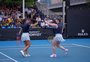 Luisa Stefani e Gabriela Dabrowski vencem atuais vice-campeãs e estão na semifinal de duplas na Austrália
