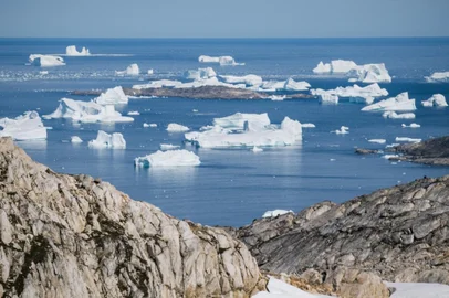 (FILES) In this file photo taken on August 15, 2019 an aerial photo taken on August 15, 2019 shows icebergs as they float along the eastern cost of Greenland near Kulusuk (aslo spelled Qulusuk). - Rising global temperature, rising sea levels, intensification of extreme events... The publication of the report of the Intergovernmental Panel on Climate Change (IPCC) is scheduled on August 9. (Photo by Jonathan NACKSTRAND / AFP)<!-- NICAID(14857780) -->