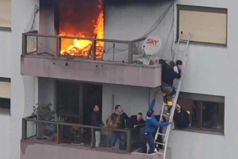 Vídeo mostra resgate de menino de apartamento em chamas em Farroupilha. Criança foi retirada do imóvel com a ajuda de vizinhos e voluntários na manhã de terça-feira<!-- NICAID(15766856) -->