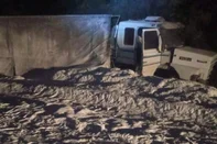 CANGUÇU, RS, BRASIL - Carga de caminhão causa bloqueio na BR-392, em Canguçu<!-- NICAID(16052016) -->