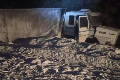 CANGUÇU, RS, BRASIL - Carga de caminhão causa bloqueio na BR-392, em Canguçu<!-- NICAID(16052016) -->