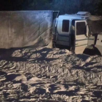 CANGUÇU, RS, BRASIL - Carga de caminhão causa bloqueio na BR-392, em Canguçu<!-- NICAID(16052016) -->