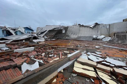 Neimar De Cesero / Agencia RBS Após ciclone, Flores da Cunha registra 60 casas atingidas e mais de cinco mil moradores sem luz; reforço estadual amplia atuação da Defesa Civil.<!-- NICAID(16183125) -->