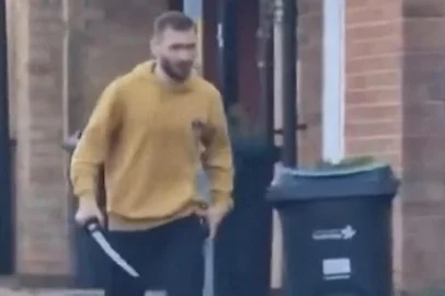 Um homem de 37 anos com dupla nacionalidade brasileira e espanhola foi condenado à prisão perpétua pela Justiça britânica, nesta sexta-feira (27), por matar um adolescente com uma espada em abril de 2024. O crime, que chocou o Reino Unido, deixou um rastro de violência, com várias vítimas feridas — entre elas, dois policiais.<!-- NICAID(16068973) -->
