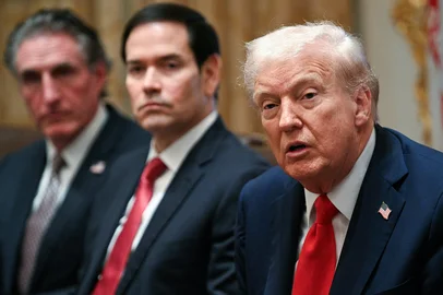 Jim WATSON / AFP US President Donald Trump speaks alongside Secretary of the Interior Doug Burgum (L) and Secretary of State Marco Rubio (R) during a cabinet meeting in the Cabinet Room of the White House in Washington, DC, on October 9, 2025. Trump said Thursday he would try to go to Egypt for the signing of a Gaza ceasefire and hostage release deal between Israel and Hamas. (Photo by Jim WATSON / AFP)Editoria: POLLocal: WashingtonIndexador: JIM WATSONSecao: politics (general)Fonte: AFPFotógrafo: STF<!-- NICAID(16143065) -->
