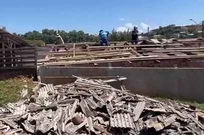 Erechim enfrenta aumento de preços e escassez de telhas e mão de obra após granizo<!-- NICAID(16175418) -->