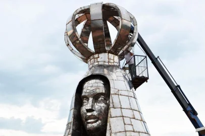 O Tribunal de Justiça de São Paulo (TJ-SP) autorizou a instalação de uma estátua gigante de Nossa Senhora na cidade de Aparecida, no interior de São Paulo. A obra estava embargada desde 2019 por decisão judicial, após a ação de uma entidade que representa ateus questionar o investimento de dinheiro público em monumento de cunho religioso. A escultura foi feita pelo artista plástico Gilmar Pinna e doada à cidade em homenagem aos 300 anos da padroeira do Brasil, transcorridos em 2017.<!-- NICAID(15044606) -->