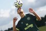 Há sete meses na Inglaterra, ex-atacante do Grêmio ainda não estreou; entenda por quê