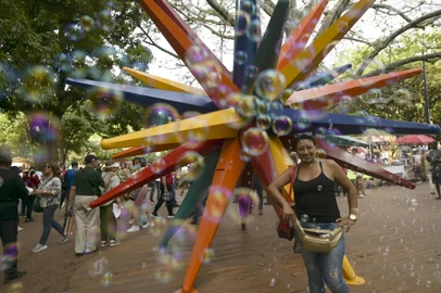 A woman smiles as she walks at the green zone of the COP16 summit in Cali, Colombia on October 22, 2024. (Photo by JOAQUIN SARMIENTO / AFP)Editoria: ENVLocal: CaliIndexador: JOAQUIN SARMIENTOSecao: diplomacyFonte: AFPFotógrafo: STF<!-- NICAID(15897659) -->