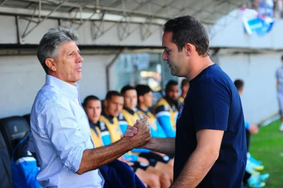 CAXIAS DO SUL, RS, BRASIL, 01/04/2023. Caxias x Grêmio, primeiro jogo da final do Campeonato Gaúcho (Gauchão 2023) e realizado no estádio Centenário. Técnicos do Grêmio, Renato Portaluppi (Renato Gaúcho) e do Caxias, Thiago Carvalho (D). (Porthus Junior/Agência RBS)<!-- NICAID(15391930) -->