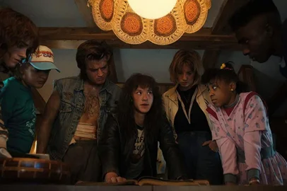 Cena da quarta temporada de Stranger Things, da Netflix com Maya Hawke, Natalia Dyer, Joseph Quinn, Caleb McLaughlin, Sadie Sink, Joe Keery, Gaten Matarazzo, Priah Ferguson e Dustin Henderson.<!-- NICAID(15140546) -->