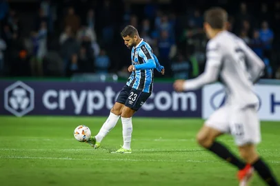 RS - FUTEBOL/CONMEBOL LIBERTADORES 2024 /GREMIO X THE STRONGEST - ESPORTES - Lance da partida entre Gremio e The Strongest disputada na noite desta quarta-feira, no Estádio Couto, valida pela Libertadores 2024. FOTO: LUCAS UEBEL/GREMIO FBPAPepê
