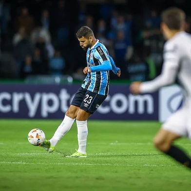 RS - FUTEBOL/CONMEBOL LIBERTADORES 2024 /GREMIO X THE STRONGEST - ESPORTES - Lance da partida entre Gremio e The Strongest disputada na noite desta quarta-feira, no Estádio Couto, valida pela Libertadores 2024. FOTO: LUCAS UEBEL/GREMIO FBPAPepê