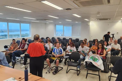 Justiça marca visita ao dique do Sarandi e ouve queixas de moradores em primeira audiência sobre  demolição de casas<!-- NICAID(16007377) -->