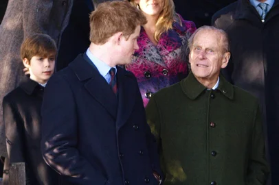 -Britain's Prince Harry (2ndL) and his grandfather Prince Phillip (R) chat as they leave the Sandringham Church after the Christmas Day service for the British Royals on December 25, 2009 in London.    AFP PHOTO/ MAX NASH (Photo by MAX NASH / AFP)Editoria: HUMLocal: LondonIndexador: MAX NASHSecao: peopleFonte: AFP<!-- NICAID(14753942) -->
