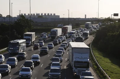 Porto Alegre, RS, Brasil, 14/11/2024 - Trânsito: saída de Porto Alegre pela freeway registra movimento intenso - Foto: André Ávila/Agência RBS<!-- NICAID(15914345) -->