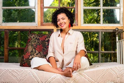 "Menino Mãe" está disponível no YouTube e nas principais plataformas de streaming.Sergipana radicada no Rio Grande do Sul, a artista Ará lança nesta segunda-feira (15) o primeiro single da carreira. Explorando saberes ancestrais e o poder feminino, "Menino Mãe" já está disponível no Spotify e nas principais plataformas de streaming, como Apple Music, Amazon Music e Deezer. A música também pode ser conferida no canal de Ará no YouTube.<!-- NICAID(15428684) -->