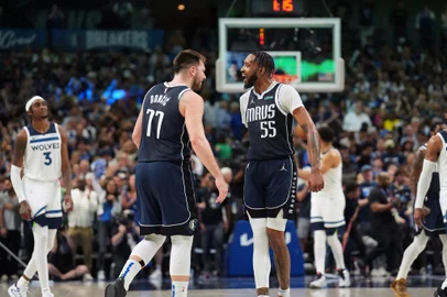 2024 NBA Playoffs - Minnesota Timberwolves v Dallas MavericksDALLAS, TX - MAY 26: Luka Doncic #77 and Derrick Jones Jr. #55 of the Dallas Mavericks celebrates during the game against the Minnesota Timberwolves during Game 3 of the Western Conference Finals of the 2024 NBA Playoffs on May 26, 2024 at the American Airlines Center in Dallas, Texas. NOTE TO USER: User expressly acknowledges and agrees that, by downloading and or using this photograph, User is consenting to the terms and conditions of the Getty Images License Agreement. Mandatory Copyright Notice: Copyright 2024 NBAE   Jesse D. Garrabrant/NBAE via Getty Images/AFP (Photo by Jesse D. Garrabrant / NBAE / Getty Images / Getty Images via AFP)Editoria: SPOLocal: DallasIndexador: JESSE D. GARRABRANTSecao: basketballFonte: NBAE / Getty ImagesFotógrafo: CONTRIBUTOR<!-- NICAID(15780466) -->