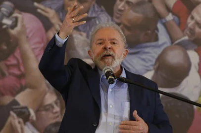 Brazilian former president (2003-2011) Luiz Inacio Lula da Silva, delivers a press conference at the metalworkers' union building in Sao Bernardo do Campo, in metropolitan Sao Paulo, Brazil, on March 10, 2021. - Brazil's former leader Luiz Inacio Lula da Silva made his return to politics Wednesday with a virulent attack on President Jair Bolsonaro and his "imbecile" handling of the coronavirus pandemic. (Photo by Miguel SCHINCARIOL / AFP)Editoria: POLLocal: São Bernardo do CampoIndexador: MIGUEL SCHINCARIOLSecao: politics (general)Fonte: AFPFotógrafo: STR<!-- NICAID(14758366) -->