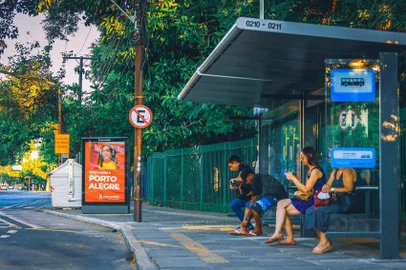 Porto Alegre está ganhando novos abrigos de ônibus, a partir de um contrato com a empresa Eletromídia. Paradas também estão recebendo painéis de publicidade.